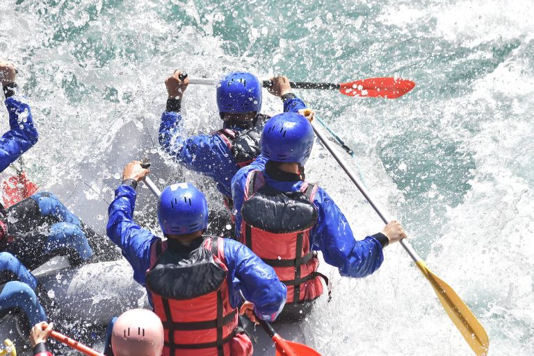 Read more about the article High-Intensity Team Building: The Benefits of Extreme Retreats