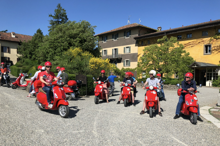 Gruppe von Personen auf Vespas in Bologna