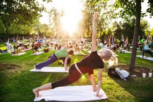 Gruppen Yoga im Grünen