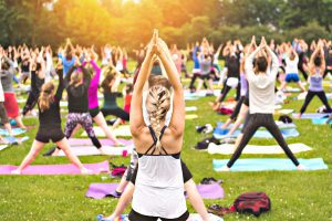 Grosse Gruppe Yoga im Park