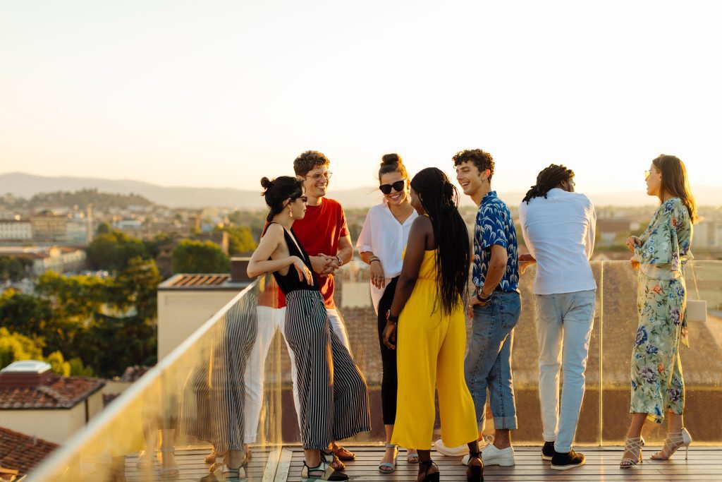 Frauen und Männer auf einer Rooftop Terasse