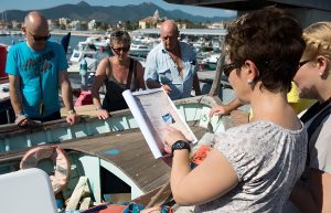 Team treasure hunt, zwei Frauen lesen die Anleitung.