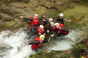 Gruppe von Leute haben Spass beim Canyonning.