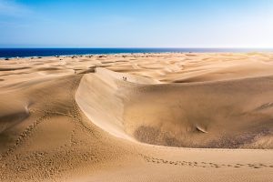 Sicht auf Dünen von Maspalomas, blauer Himmel.