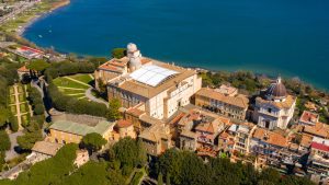 Luftbild des Papstpalastes von Castel Gandolfo, in der Nähe von Rom, Italien. 