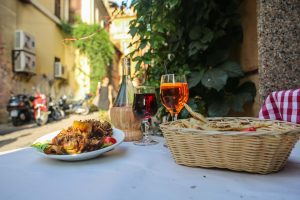 Aperitif Rom mit Wein, in kleiner Nebenstrasse.