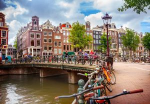 Gracht Amsterdam mit Fahrräddern.