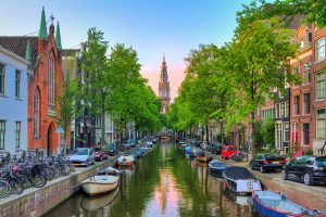 Grönburgwal Kanal in Amsterdam mit Booten.