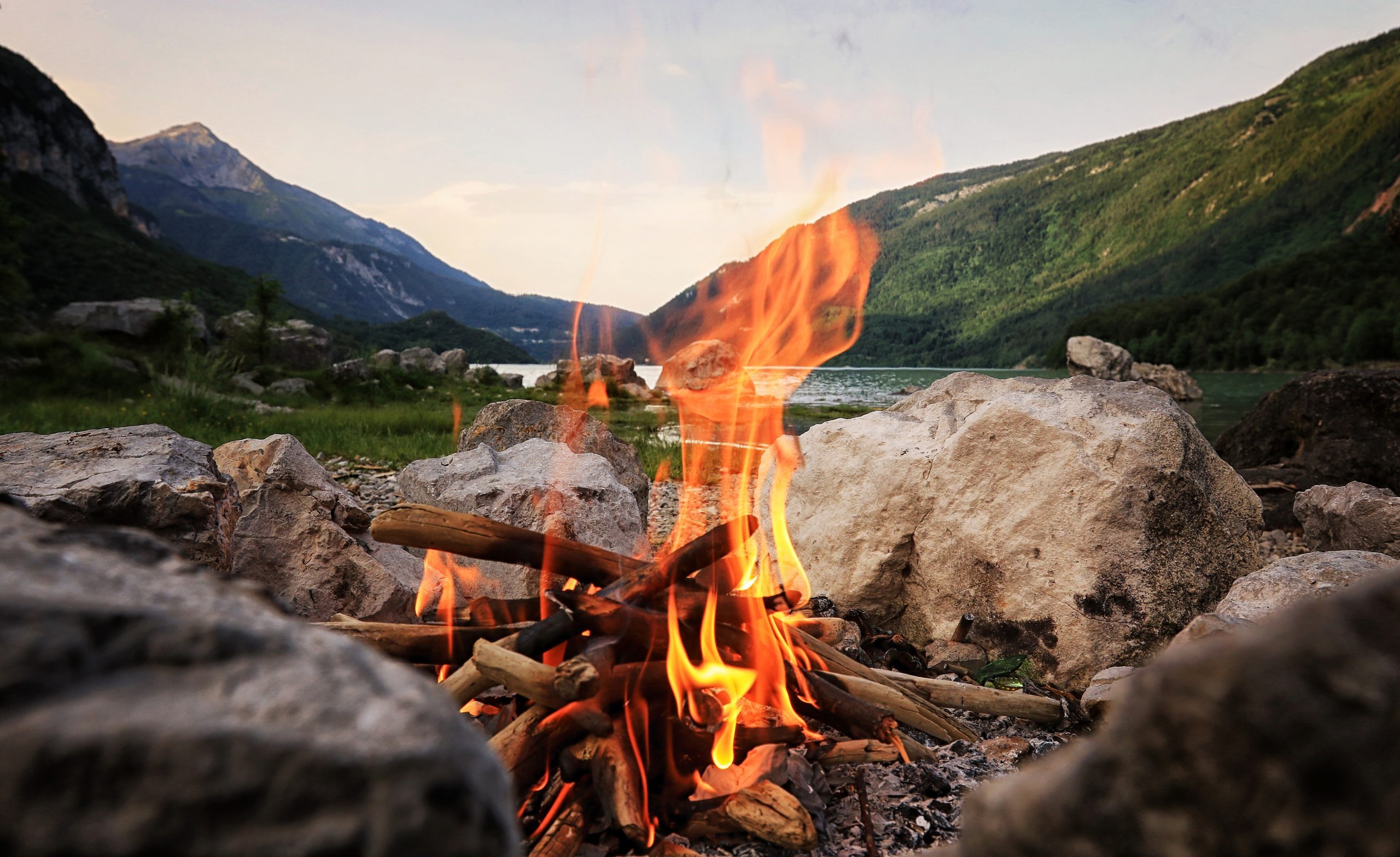 Lagerfeuer in den Bergen.